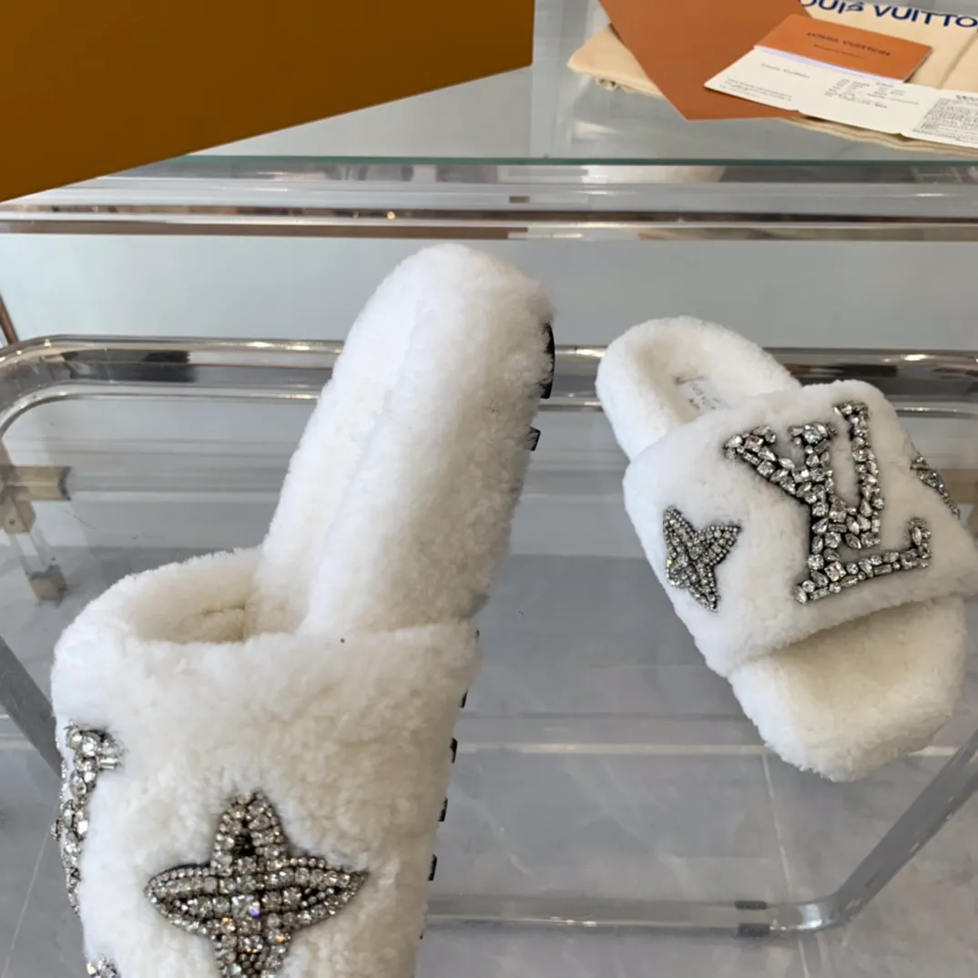 👟👟Ex-factory price 440👟👟 Women's shoes, women's clothing, LV new furry slippers, top version, made of fur and lambswool, pure crystal hand-stitched, fashionable, low-key luxury, a must-have item for fairies, original molded non-slip rubber outsole Size: 35-40